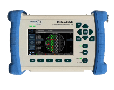 Metro.cable est un réflectomètre à domaine temporel (TDR) personnalisable capable de caractériser et localiser les défauts des câbles métalliques de toute nature (par exemple, lignes non torsadées, paire torsadée, câble coaxial). Il peut également être utilisé pour localiser des discontinuités dans un connecteur, une carte de circuit imprimé ou toute autre voie électrique.