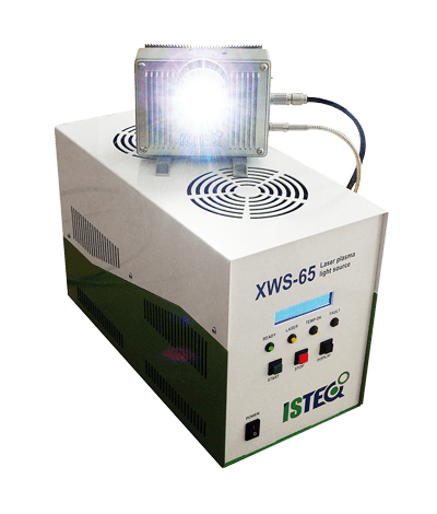 La XWS-65 est une source Plasma large bande de forte brillance. Cette source lumineuse a été développée pour remplacer les lampes traditionnelles à décharge à gaz (deutérium, tungstène, Xénon, etc.). La grande stabilité temporelle et spatiale permet de l’utiliser dans les domaines de la spectroscopie et de la microscopie ainsi que pour de nombreuses autres applications biomédicales.