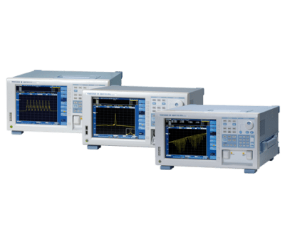 Photo illustrative de trois analyseurs de spectre optiques pour représenter la série AQ6370 de chez YOKOGAWA