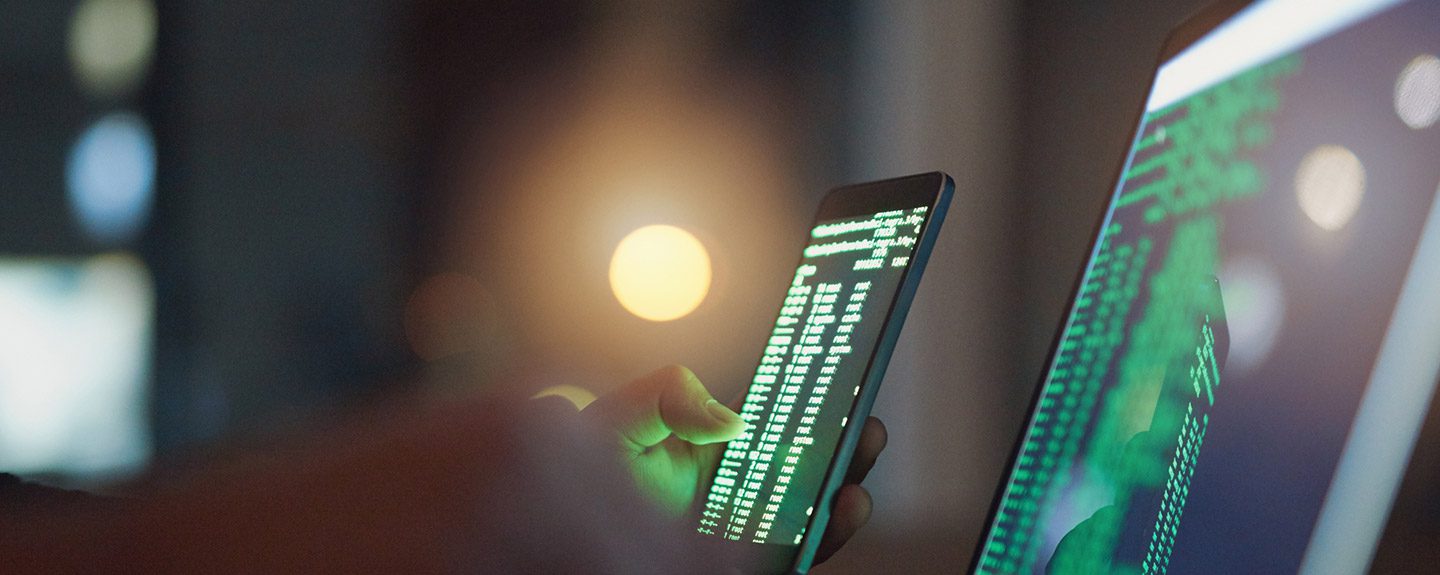 Smartphone et ordinateur présentant un écran avec du code