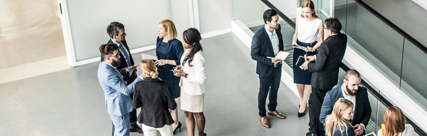 Groupe de personnes dans un bureau en train de discuter