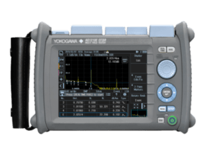 Réflectomère OTDR de Yokogawa - référence AQ1210 avec écran représentant les courbes d'analyse