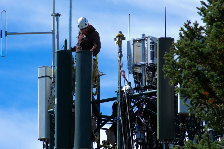 travail sur les antennes réseau télécommunication